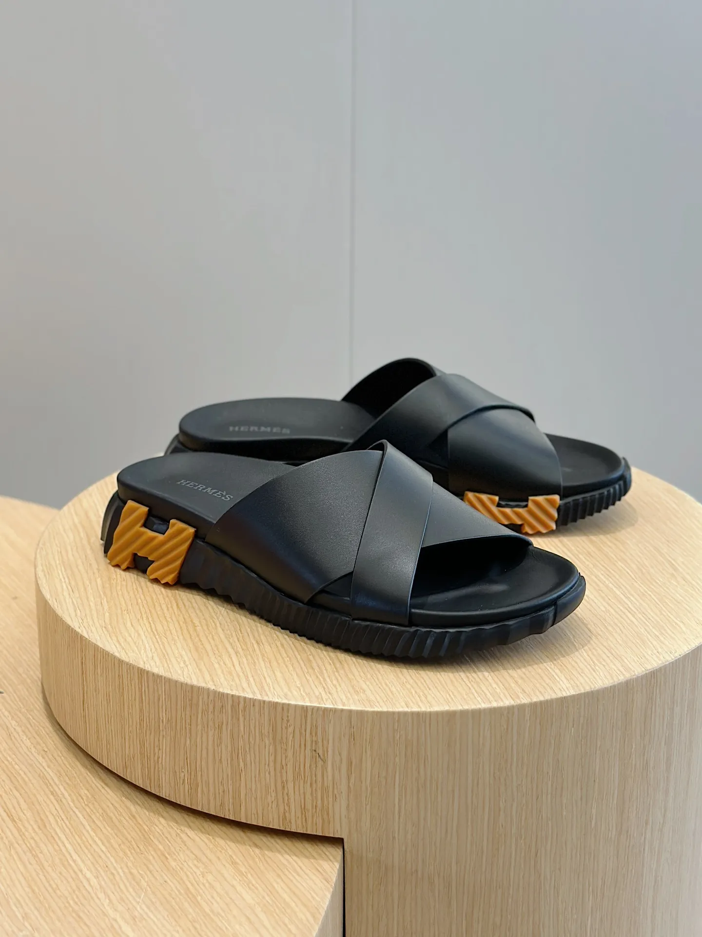 [HERMÈS] Top men's shoes 💰: 340💰 Size: 39-44 (38.45 46 custom-made) Herme*H Home Hermès Men's Sandals and Slippers - Original Replica Purchase the original version and make it one to one, the outsole is privately modeled, and the outsole color corresponding to each color is the same as the original version. Come to those who know the stuff 💪 The ultra-light soles are designed in contrasting colors, and they feel so comfortable on your feet! Calfskin, cowhide feet, private mold outsole.